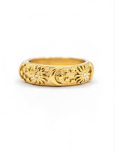 Akasha Ring mit Sonne Mond und Sterne Motiv mit kleinen Zirkon Steinen in gold aus Edelstahl von Lymaja Jewelry